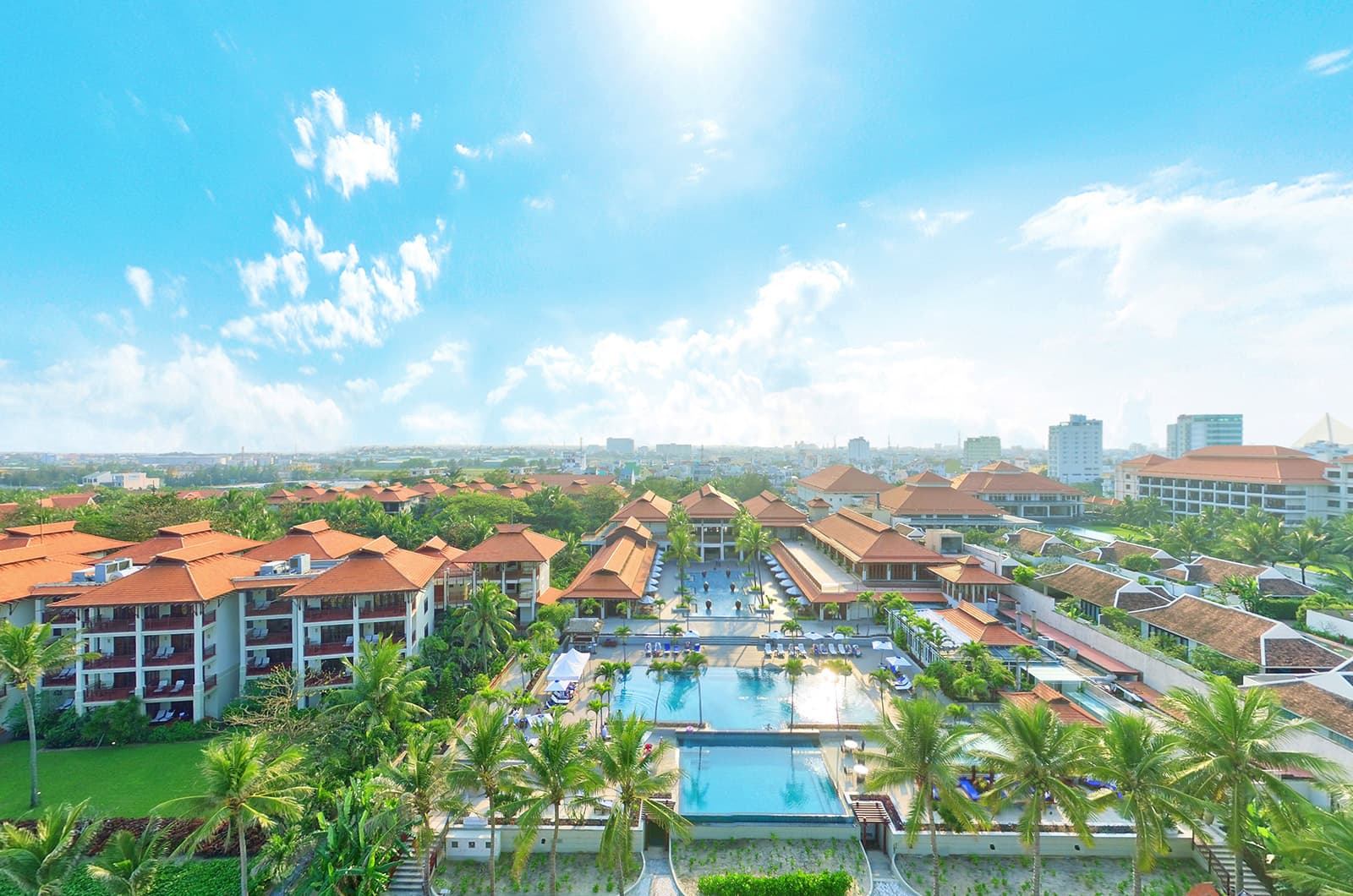 Nằm trên bãi biển Bắc Mỹ An, Furama Resort Đà Nẵng là một trong những khu nghỉ dưỡng biển 5 sao đầu tiên tại Việt Nam